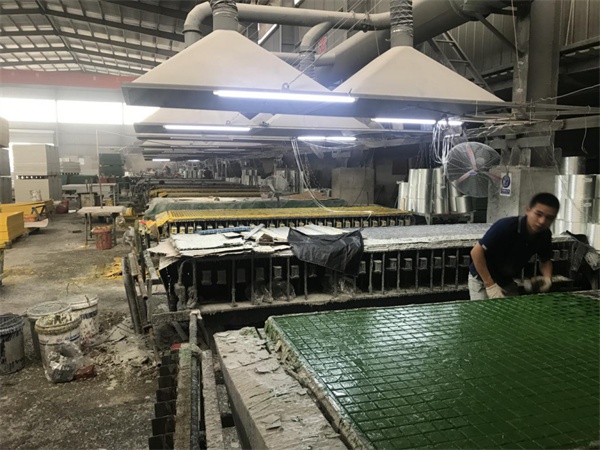 玻璃鋼格柵生產(chǎn)車(chē)間及產(chǎn)品